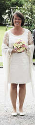 Celij Brautmode: cremeweißes Brautkleid mit Blütenspitze