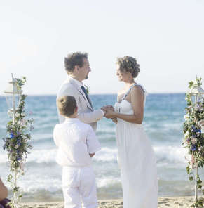 Celij Brautkleid: die ganze Familie in festlichem Weiß mit einem Hauch Meerblau