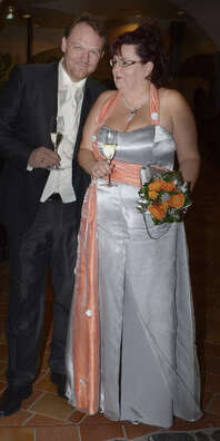 Celij Kleiderserie zur Silberhochzeit. Silbernes Kleid zur silbernen Hochzeit.